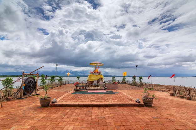 Templo de Tilok Aram, Buda no meio do lago no norte da Tailândia