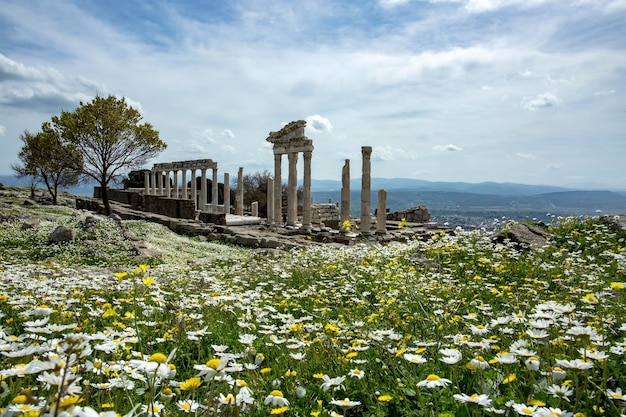 Templo de Trajano na antiga cidade de Pergamon, Bergama, Turquia em um lindo dia de primavera