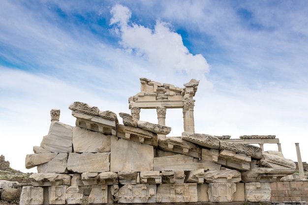 Templo de trajano na antiga cidade de pergamon, bergama, turquia