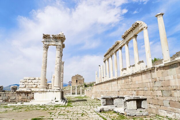 Templo de Trajano na antiga cidade de Pergamon, Bergama, Turquia