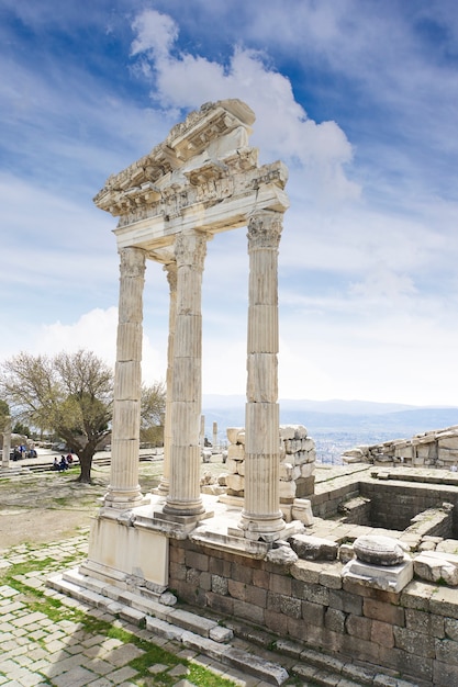 Templo de trajano na antiga cidade de pergamon, bergama, turquia