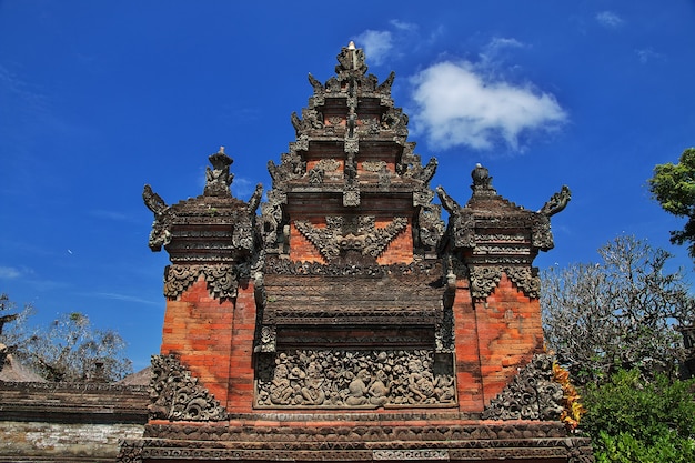 Templo de ubud na ilha de bali, indonésia