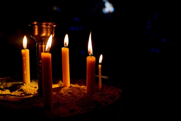 Templo de velas de igreja ortodoxa, cultura de viagens religiosas, luz dourada