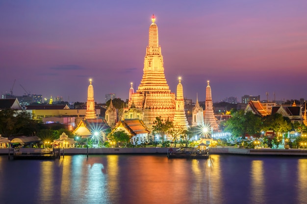 Templo de visão noturna de wat arun em bangkok, tailândia