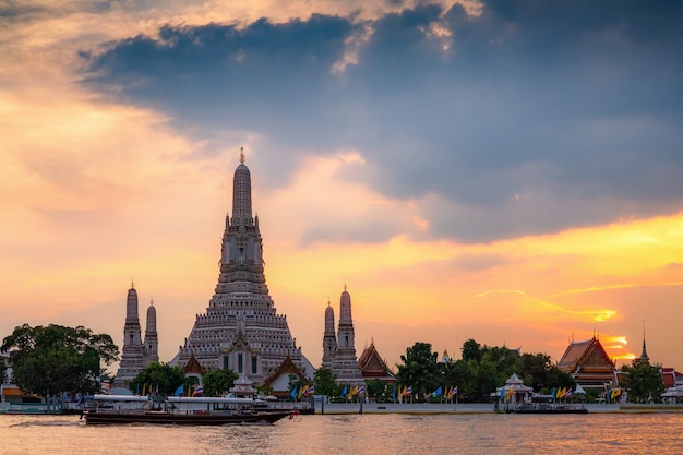 Templo de wat arun durante o por do sol em banguecoque, tailândia, um do marco famoso de banguecoque, tailândia.