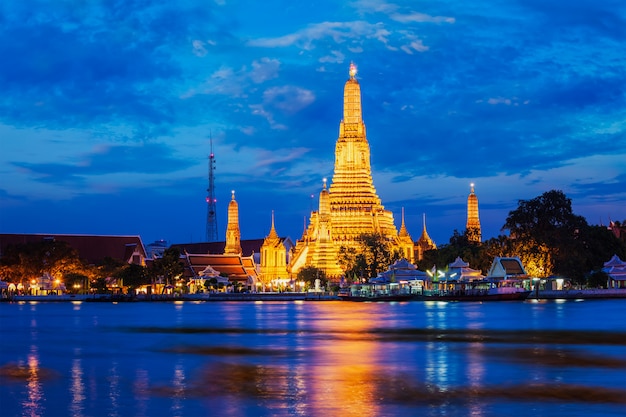 Foto templo de wat arun em bangkok, tailândia à noite