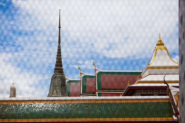 Templo de Wat arun, olhando através da janela de rede brird em bangkok, tailândia