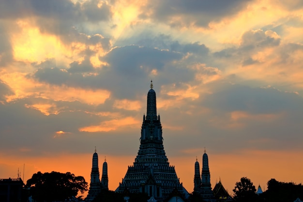 Foto templo de wat arun ratchawararam do amanhecer no marco do sol de bangkok tailândia