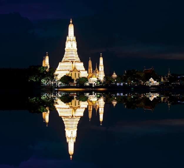 Templo de Wat Arun Ratchawararam Ratchawaramahawihan do amanhecer na reflexão da noite Banguecoque, Tailândia