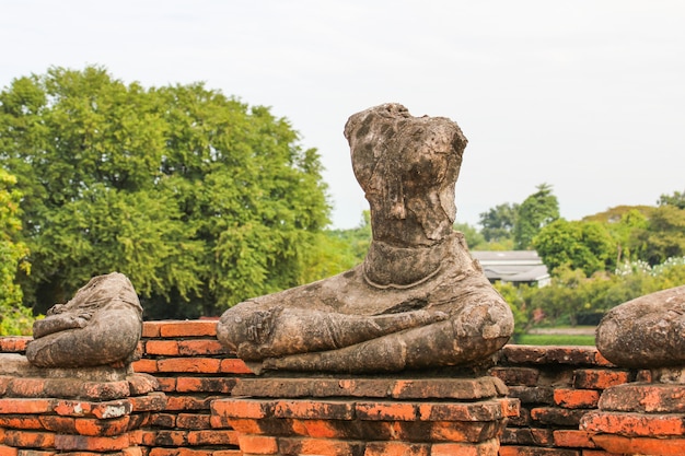 Foto templo de wat chaiwatthanaram no parque histórico de ayutthaya, tailândia.