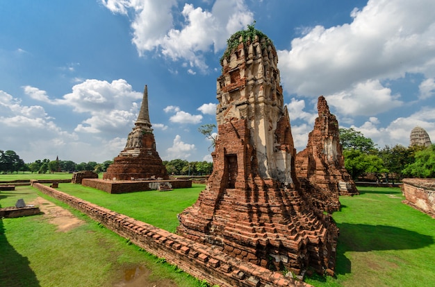 Templo de Wat Mahathat no parque histórico de Ayutthaya, um patrimônio mundial da UNESCO, Tailândia