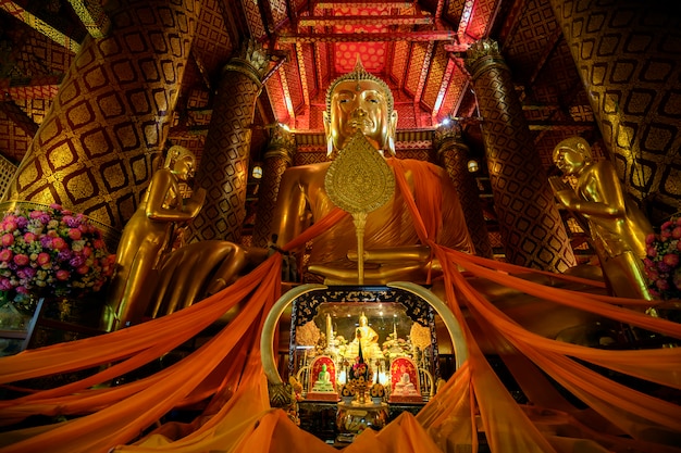 Foto templo de wat phananchoeng interesting com um fluxo constante de fiéis na tailândia.