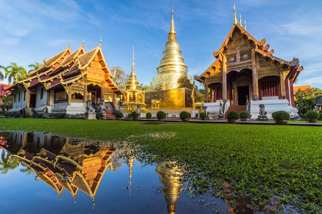 Templo de Wat Phra Singh, céu azul e reflexo na água. Chiang Mai, Tailândia.