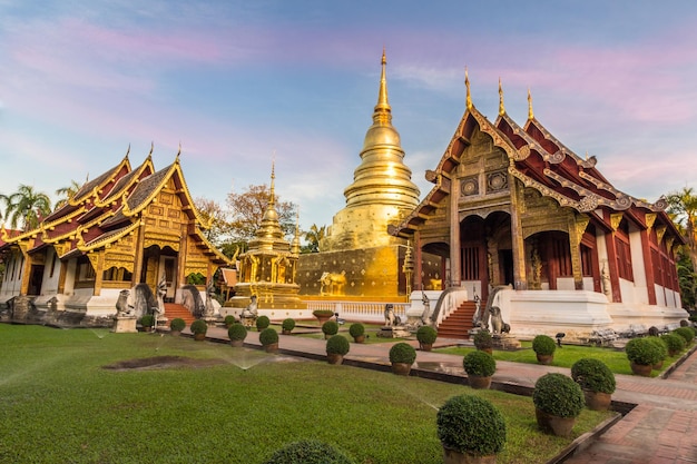 Templo de Wat Phra Singh e céu azul brilhante. Chiang Mai, Tailândia.