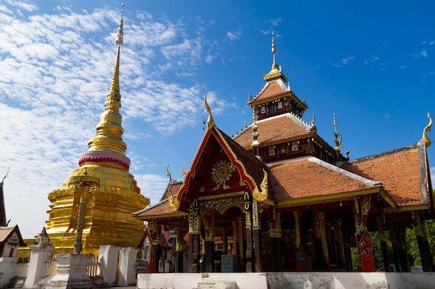 Templo de Wat Pong Sanuk Tai na província de Lampang, Tailândia