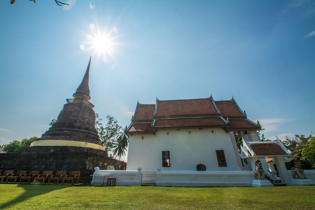 Templo de Wat tra phang thong no parque histórico de Sukhothai. Sukhothai, Tailândia. Declarada Patrimônio Mundial pela UNESCO