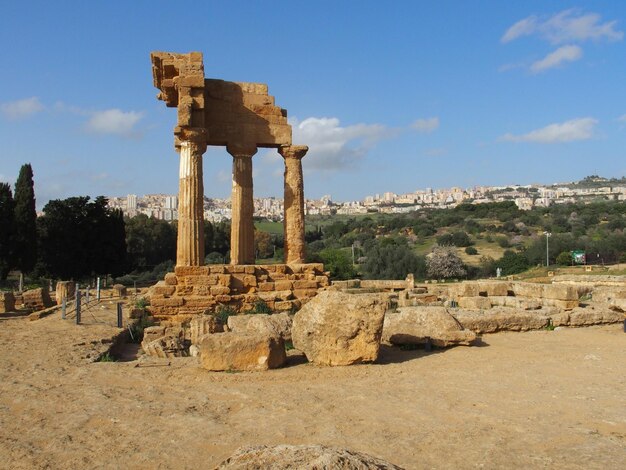 Templo de los Dioscuri en el Valle de los Templos Agrigento Sicilia