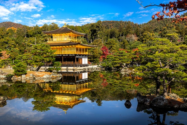 el templo dorado de Kinkakuji en Kioto, Japón