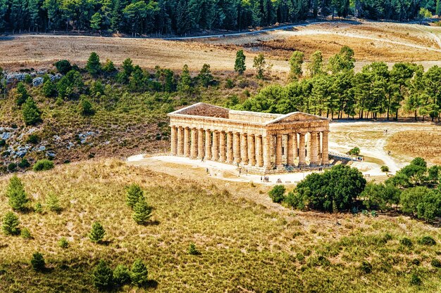 Foto templo dórico em segesta na ilha da sicília, itália