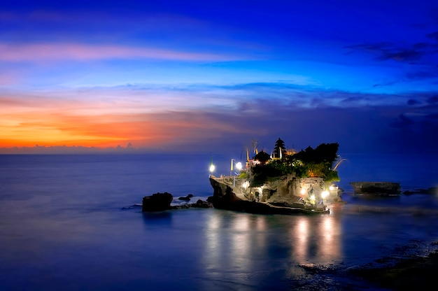 Foto templo dos balineses no porão - tanah lot bali