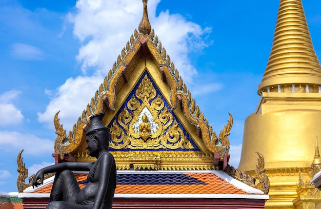 Templo dourado cênico de Buda esmeralda Wat Phra Kaew em Bangkok