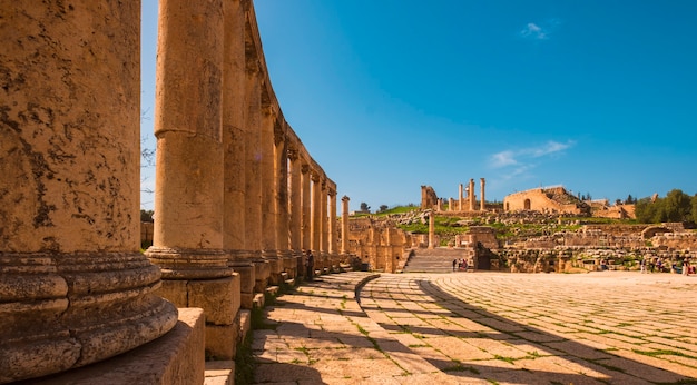 Templo e praça com pilares nas ruínas da cidade de jerash, na jordânia, em dia de verão