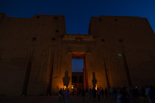 Foto templo de edfu por la noche edfu egipto 20 de octubre de 2023