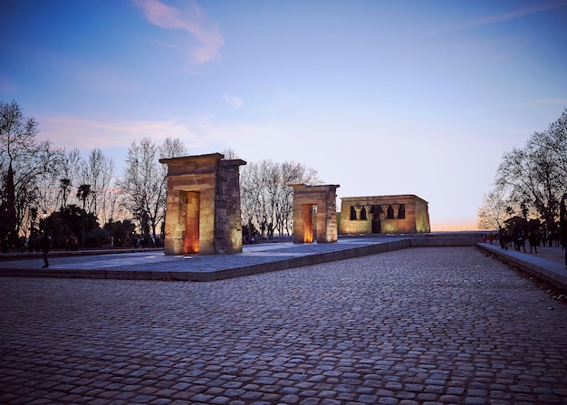 Templo egipcio de debod en madrid sin hora azul de agua