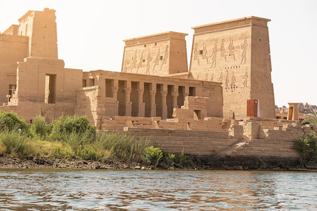 Templo egipcio situado a orillas de un río