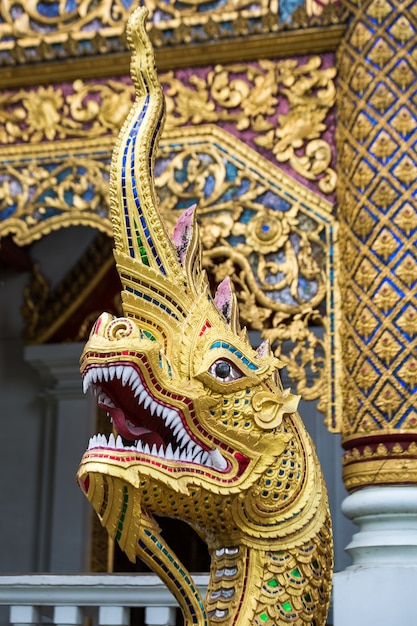 Templo con una estatua del dragón dorado