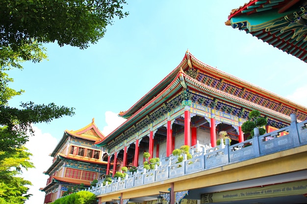 Templo de estilo chino tradicional en Wat Leng-Noei-Yi en Nonthaburi