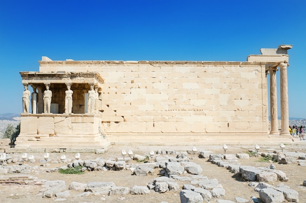 Templo famoso de los cariathides en la acrópolis, Atenas, Grecia.