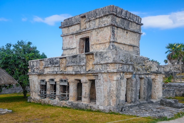 Templo de los frescos ruinas mayas en Tulum Riviera Maya Yucatán Mar Caribe México