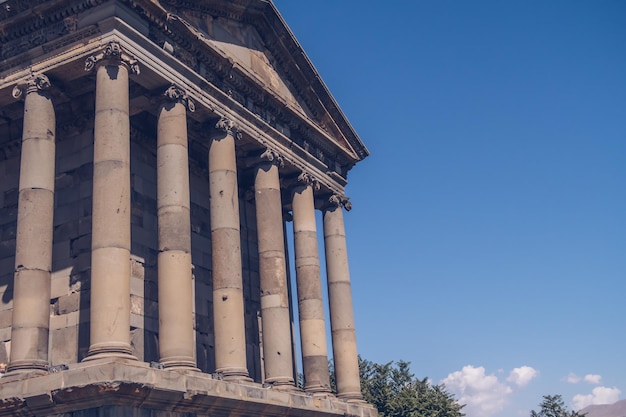 Templo de Garni en Armenia foto pintoresca con el cielo azul de fondo y sin gente alrededor Ruinas del antiguo templo armenio Atracción paisajística de Armenia