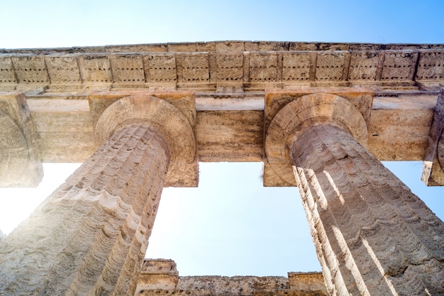 Templo grego clássico em ruínas da antiga cidade de Paestum, Itália