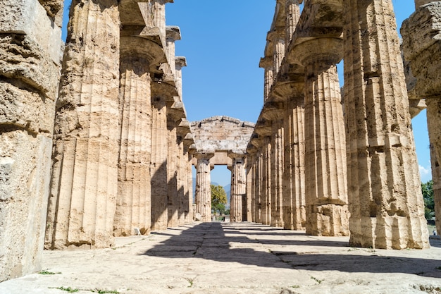 Templo grego clássico em ruínas da antiga cidade de Paestum, Itália