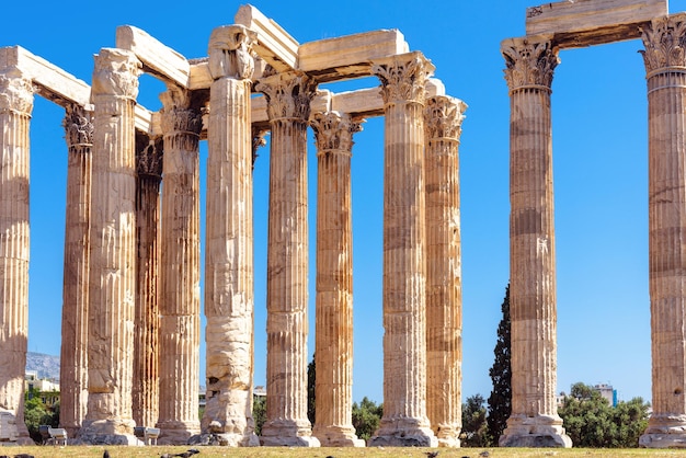 Templo grego de Zeus majestosas ruínas antigas à luz do sol Atenas Grécia