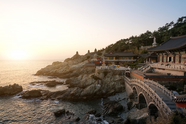 Templo de Haedong Yonggungsa por la mañana en Busán, Corea del Sur.