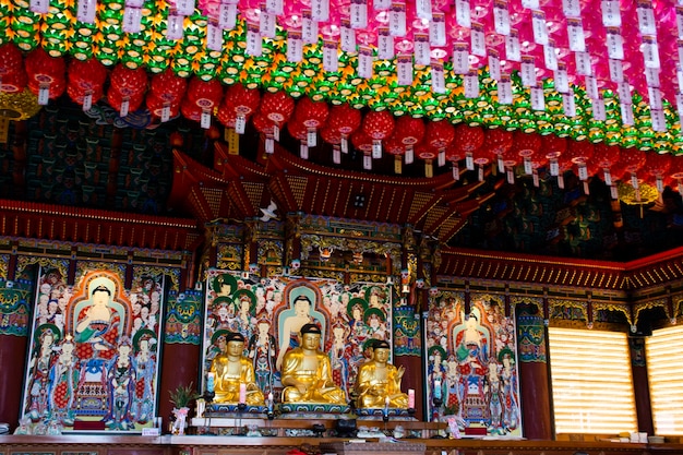 El templo Haedong Yonggungsa o el santuario Yonggung para los coreanos los viajeros extranjeros viajan visitan y respetan la bendición de la oración desean el culto sagrado del buda el 18 de febrero de 2023 en Busan, Corea del Sur