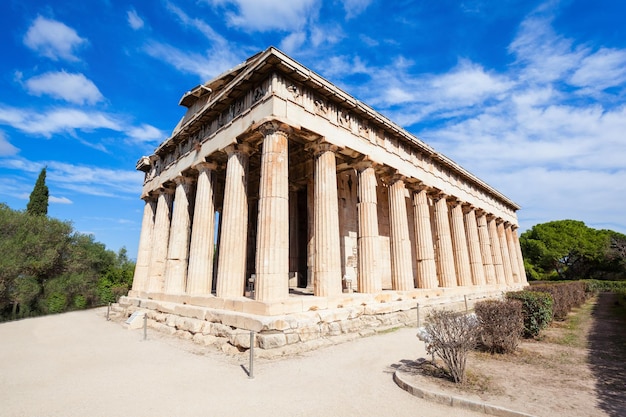 El Templo de Hefesto o Hephaisteion también Hephesteum es un templo griego dórico bien conservado, ubicado en el lado noroeste del Ágora de Atenas, Grecia.