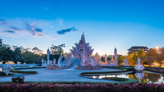 Templo hermoso y asombroso del arte blanco en Wat Rong Khun Chiang Rai, Tailandia