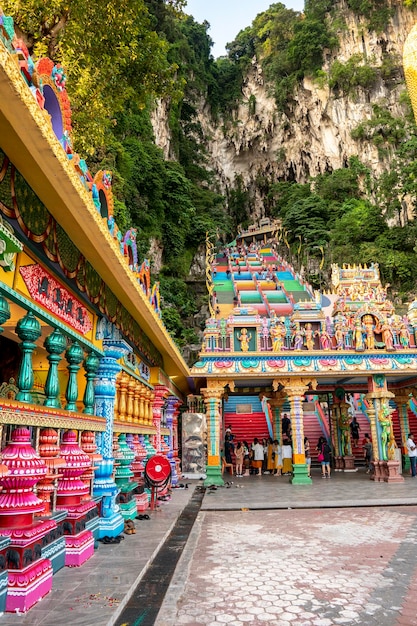 Templo hindú de las cuevas de Batu con misterioso diseño de arquitectura de pilares coloridos escaleras coloridas