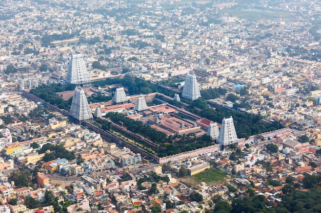 Foto templo hindu e vista aérea da cidade indiana
