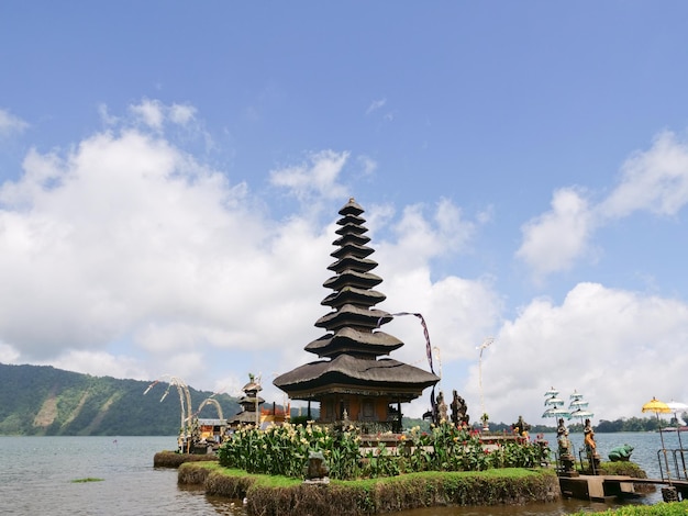 Templo hindú en la isla de Bali pura ulun danu bratan