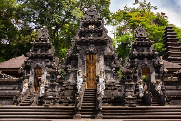 Templo hindú con pagoda en la isla de Bali Indonesia