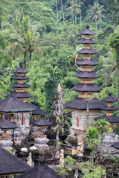 Templo hindú tradicional de Bali en la selva cerca de Ubud Indonesia