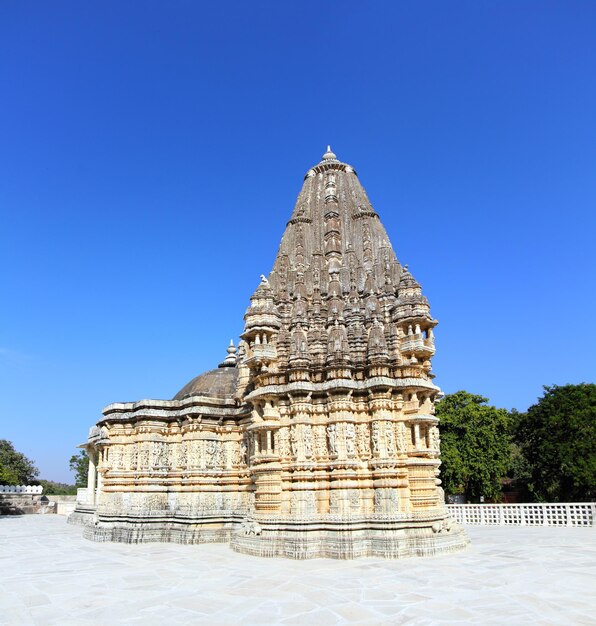 Templo del hinduismo de ranakpur en la india