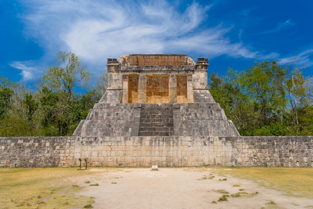 Templo del hombre barbudo al final de la gran cancha de pelota para jugar poktapok cerca de la pirámide de Chichén Itzá, Yucatán, México, ruinas del templo de la civilización maya, sitio arqueológico