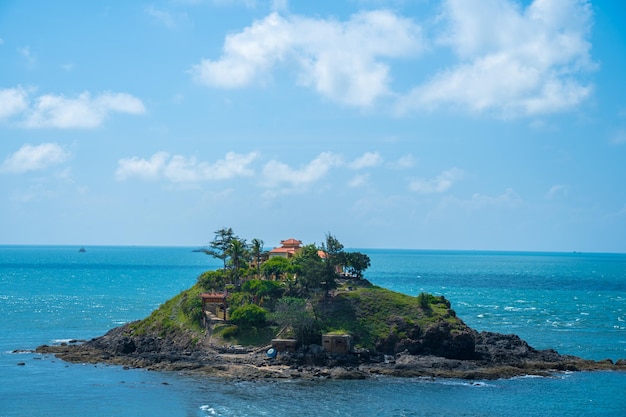 Foto templo de hon ba el idioma vietnamita es mieu hon ba es una pequeña pagoda en la isla en la ciudad de vung tau vietnam gente caminando en roca para visitar el templo a mediados de mes