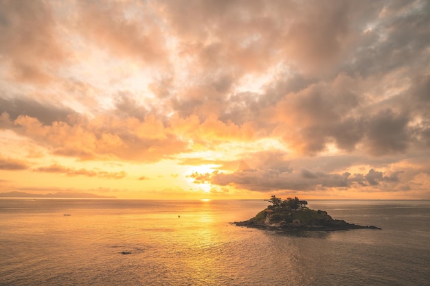 Templo de Hon Ba El idioma vietnamita es Mieu Hon Ba es una pequeña pagoda en la isla en la ciudad de Vung Tau Vietnam Hermoso paisaje nuboso sobre el mar toma del amanecer Fondo y concepto de viaje